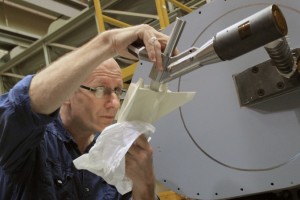 Инженер Langley Research Center готовит 25-сантиметровую керамическую модель Dream Chaser для тестирования в аэродинамической трубе